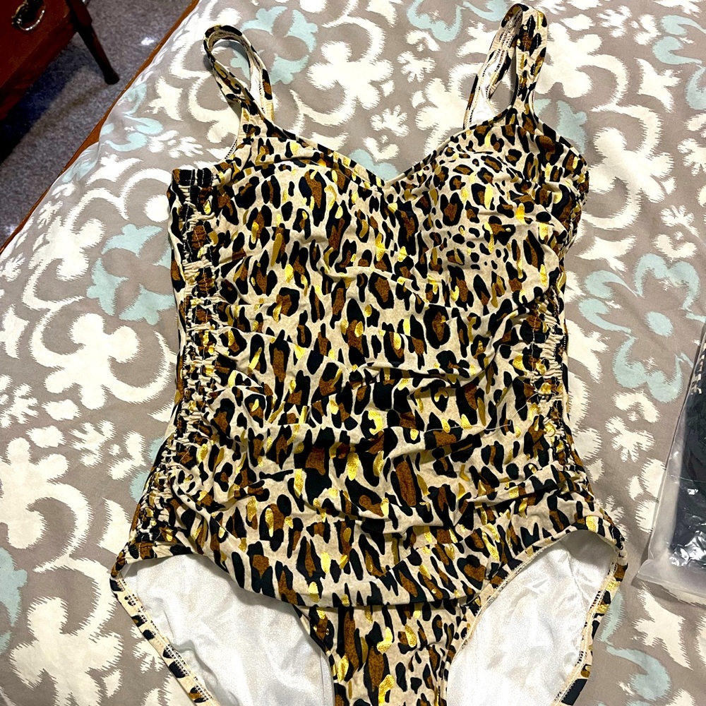 Cheeta print one piece swimsuit slimming great swimsuit